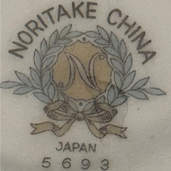 Elegant Noritake Japan 5693 White and Gold Serving Dish Bowl and Lid Vintage - Picture 6 of 7